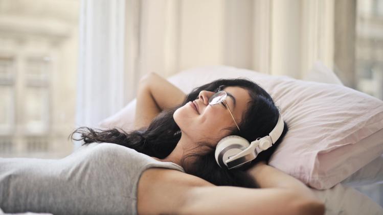Voici cinq podcasts qui vous aideront à vous endormir
